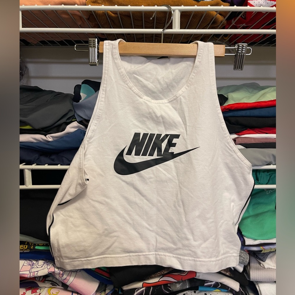 Nike women’s White Sleeveless Top